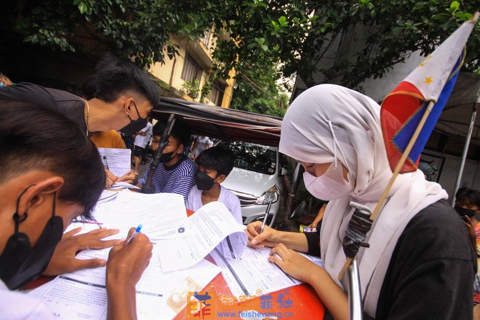 Teenagers  fill  out  a  form  on  Monday  in  Arroceros, Manila, as  the  Commission  on  Election  resumes  voter  registration  for  the  scheduled  Barangay  and  Sangguniang  Kabataan  elections  (BSKE) in  December. ABS-CBN  News/file