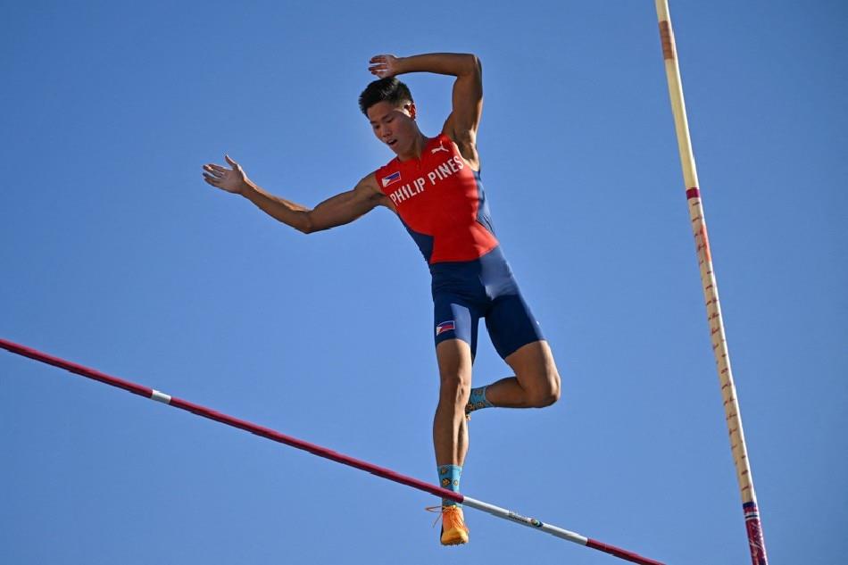 Philippines' Ernest  John  Obiena  competes  in  the  men's  pole  vault  final  during  the  World  Athletics  Championships  at  Hayward  Field  in  Eugene, Oregon  on  July  24, 2022. Ben  Stansall, AFP